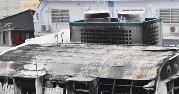 「煙が大量に出ている」アパート屋上の倉庫が全焼　沖縄・北谷町