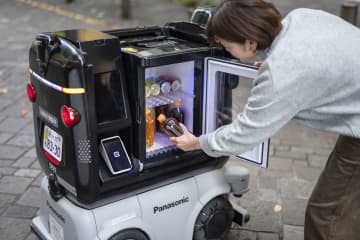 パナ、ロボット単独の物販実証　東京・丸の内、公道で初