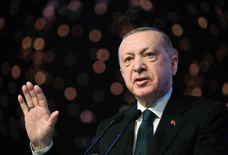 トルコ大統領「テロリスト130人送還必要」、北欧2国ＮＡＴＯ加盟へ
