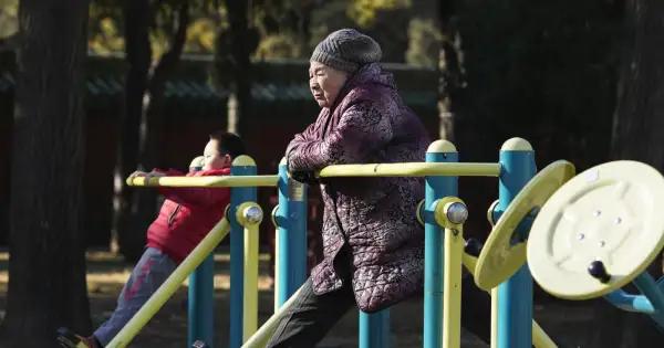 中国、61年ぶり人口減少　22年、世界最多から陥落か