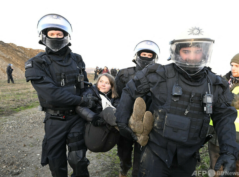 独警察、グレタさんを一時拘束 炭鉱開発反対デモで