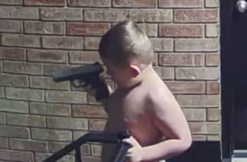 米で4歳男児が銃振り回す　父親を逮捕、TVで生中継
