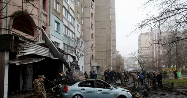 ヘリ墜落、内相ら17人死亡　ウクライナ首都近郊、幼稚園に