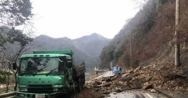 国道261号で土砂崩れ、島根県川本町　現場付近が全面通行止め