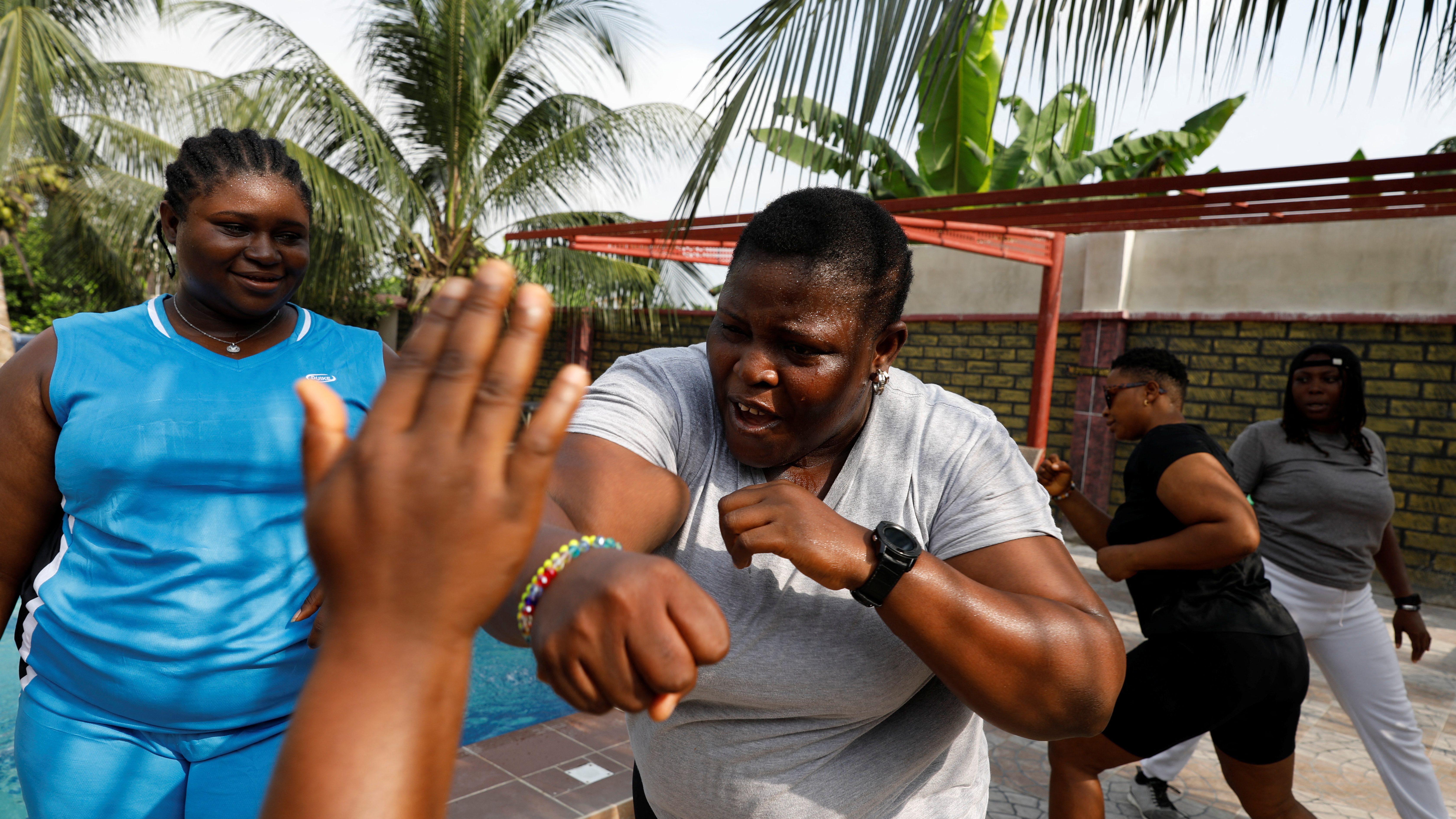 性暴力が蔓延する国・ナイジェリアで活躍する「プラスサイズ女性だけの警備員チーム」 | 女性へのステレオタイプを打ち破る存在