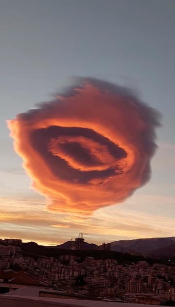 UFO似の雲が話題、トルコ　巨大な円形重なる