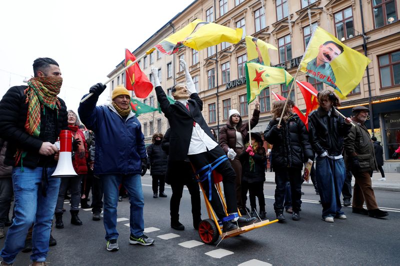 スウェーデンでコーラン燃やす抗議デモ、トルコが強く非難