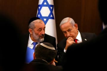 イスラエル、内相を罷免　首相、最高裁判断に従う