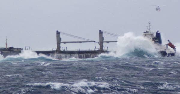 浅瀬に流されている貨物船を発見　「タグボート出して」　沖縄・石垣島沖で座礁