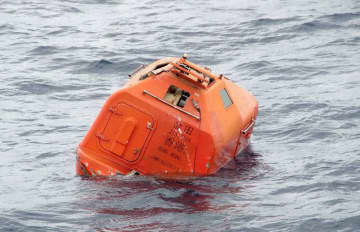 貨物船沈没事故で13人救助　2人死亡9人不明、長崎