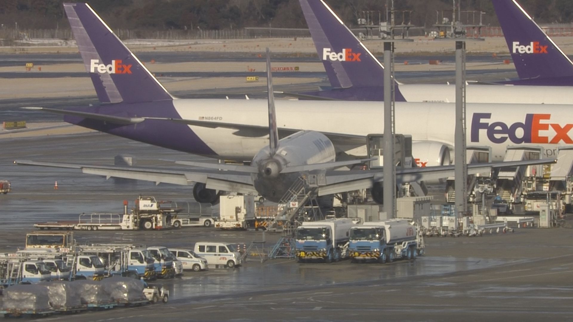 成田空港で全日空の貨物専用機がスリップし横向きに停止　路面凍結か