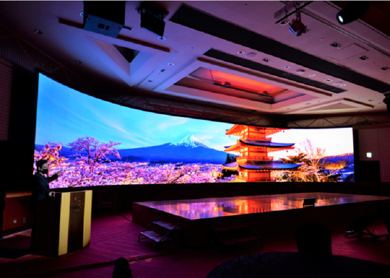 ヒルトン東京に巨大な湾曲LEDウォール設置。ホテル内バーチャルスタジオと連動も可能