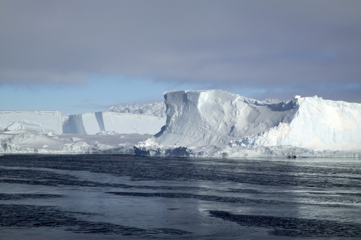 NY市の2倍サイズの氷山が南極の棚氷から分離、衛星写真に鮮明な亀裂