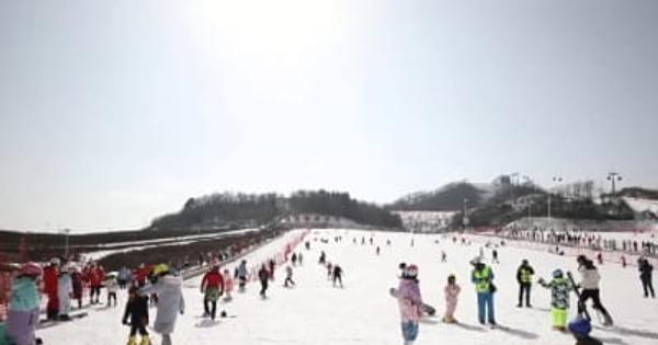 春節の初滑り客でにぎわうスキー場　湖北省巴東県