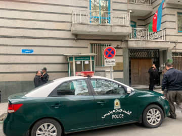 イランで男がアゼル大使館銃撃　1人死亡、両国関係悪化
