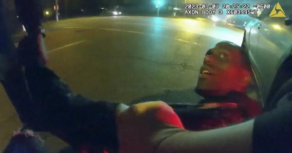 警官に殴られ、蹴られ「お母さん」と叫ぶ　黒人男性死亡で映像公開