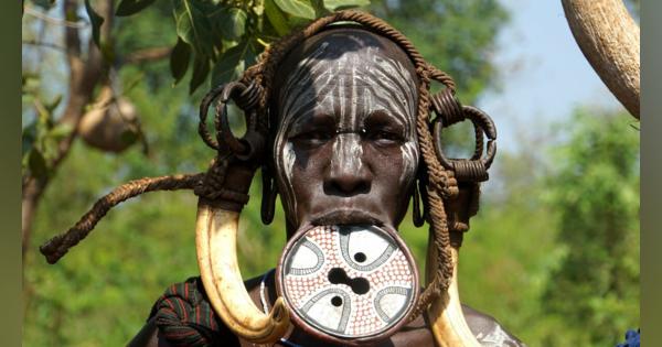 なぜ女性たちは下唇にお皿をはめるのかエチオピアのムルシ族が｢身体変工｣を続けている理由 - 自分を醜くしなければ､奴隷として連れ去られてしまう
