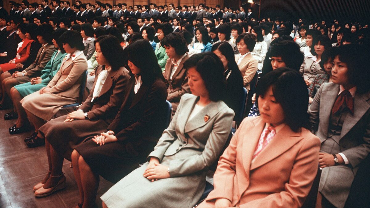 1974年の入社式には｢赤やピンクのスーツ｣の新入社員がいたのに…日本社会を支配する｢空気｣の重苦しさ