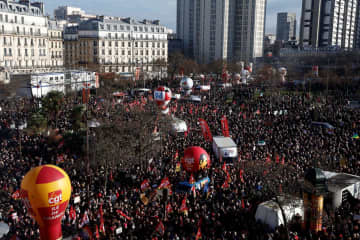 仏、反年金改革デモ127万人　前回の一斉抗議上回る