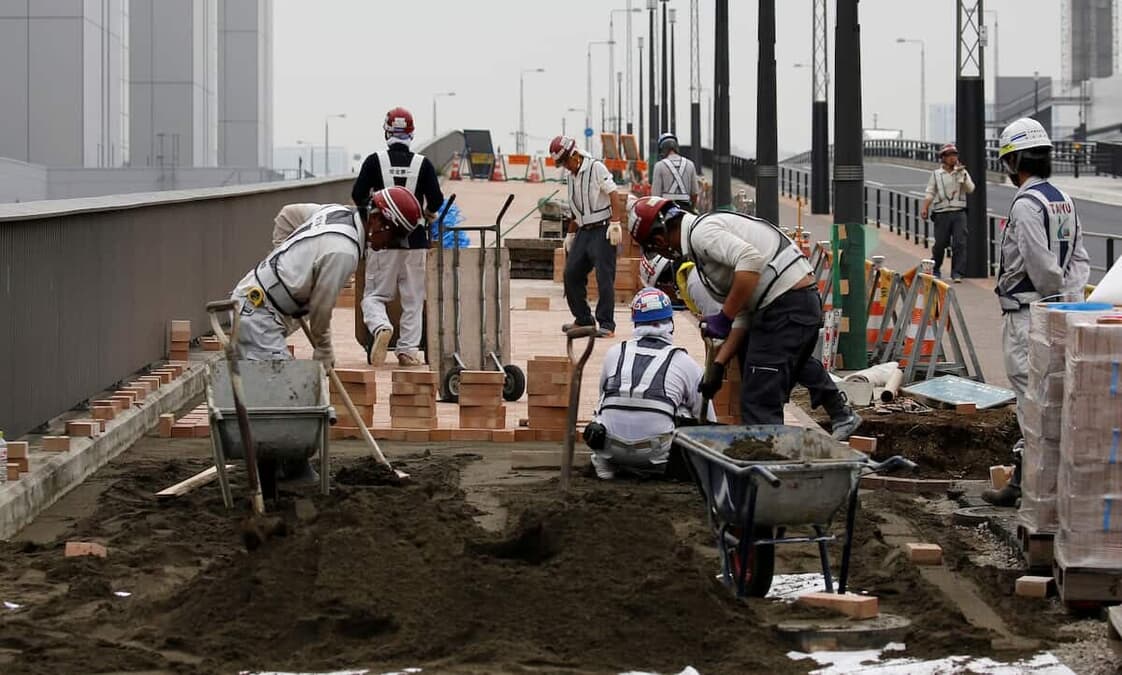 建設現場に若手が足りない......未来の日本では道路や橋がボロボロのまま放置される
