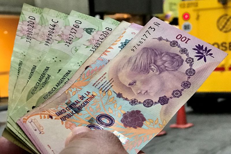 アルゼンチンが2000ペソ紙幣発行へ、価値はわずか5ドル