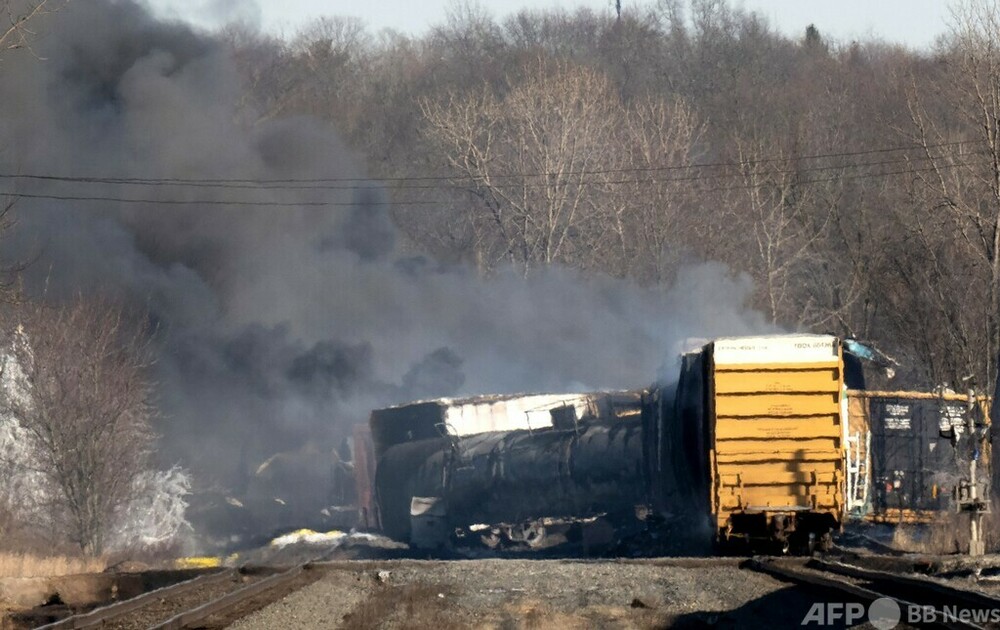 米オハイオ州で貨物列車が脱線・炎上 危険物質を積載