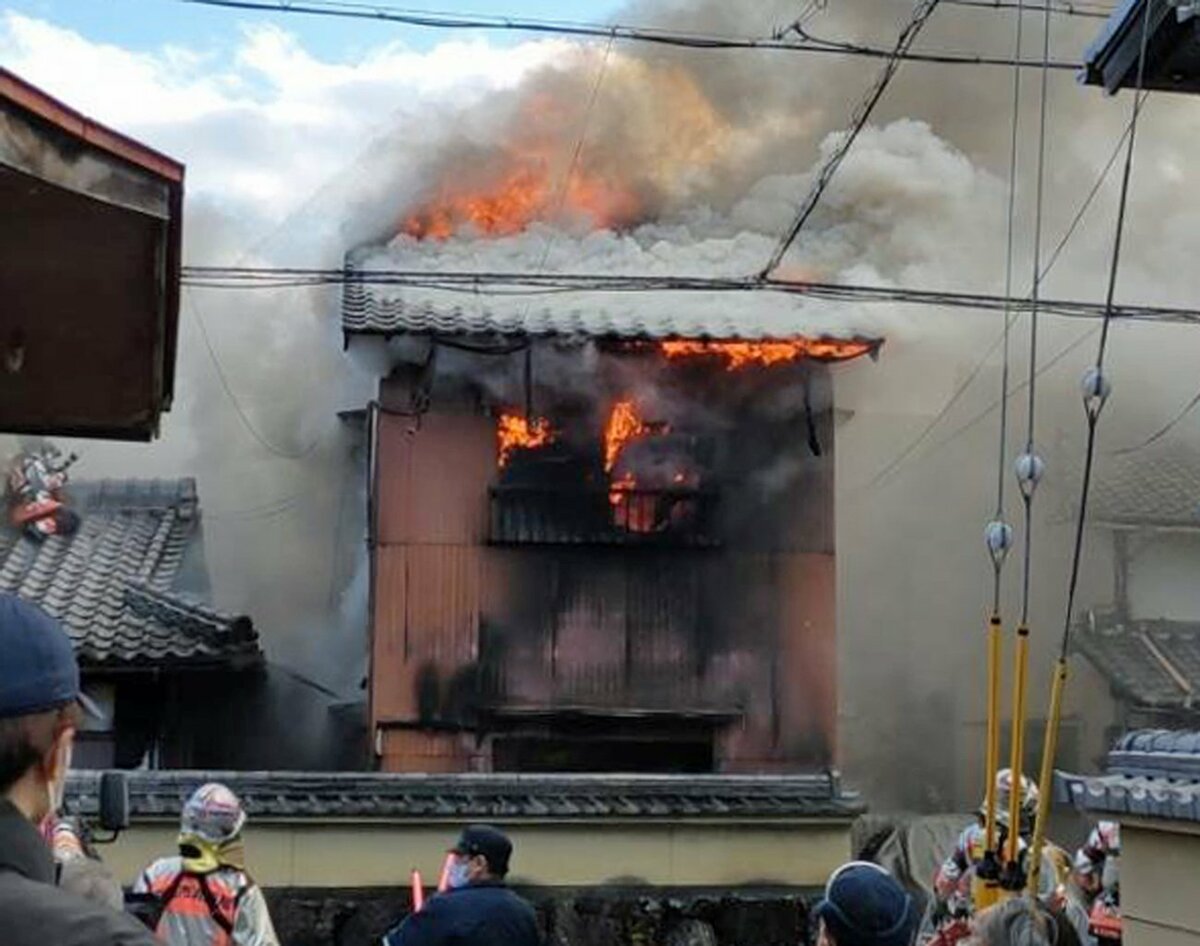 京都市北区の住宅街で民家火災、母屋と離れ焼く　住民夫婦にけがなし