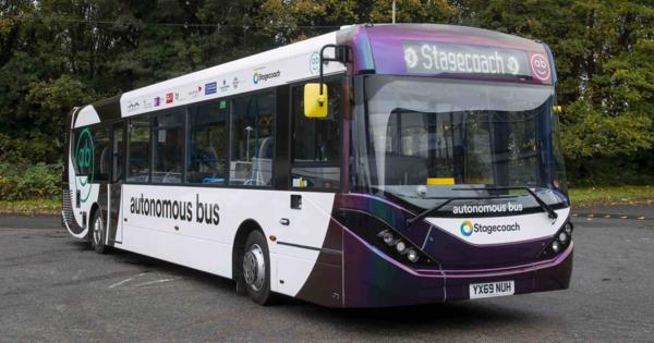 フルサイズの自動運転バス、世界に先駆け英国で運行開始