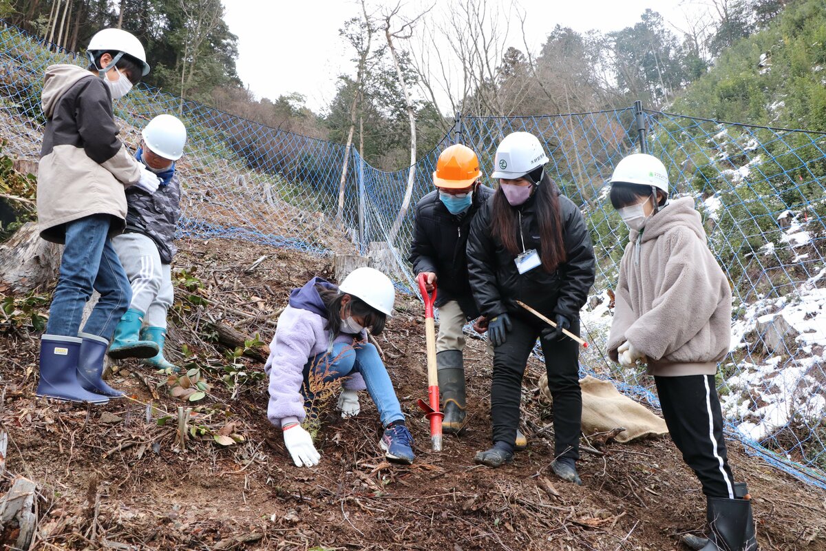 小学生が植樹体験、ドローン使った最新林業に「かっこいい」　京都・亀岡