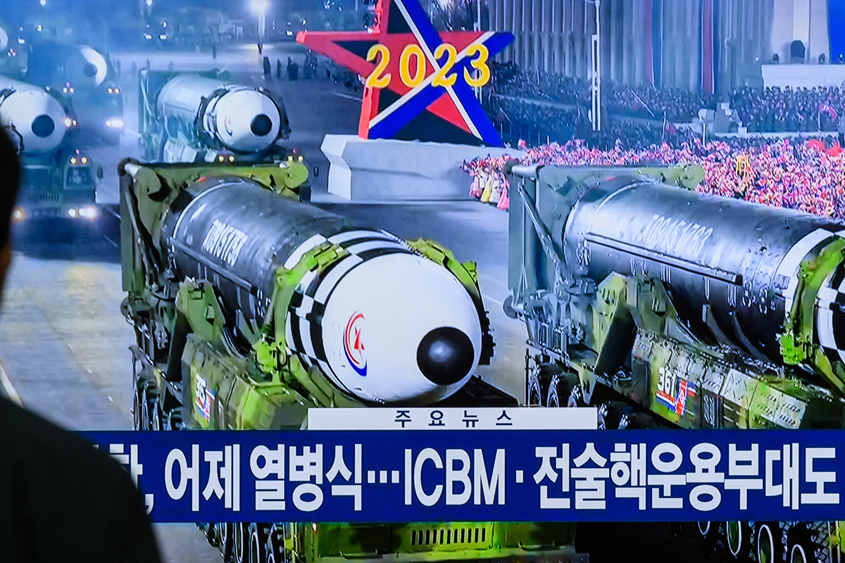 金正恩は米国が恐ろしくてたまらない　北朝鮮軍事パレードの裏側