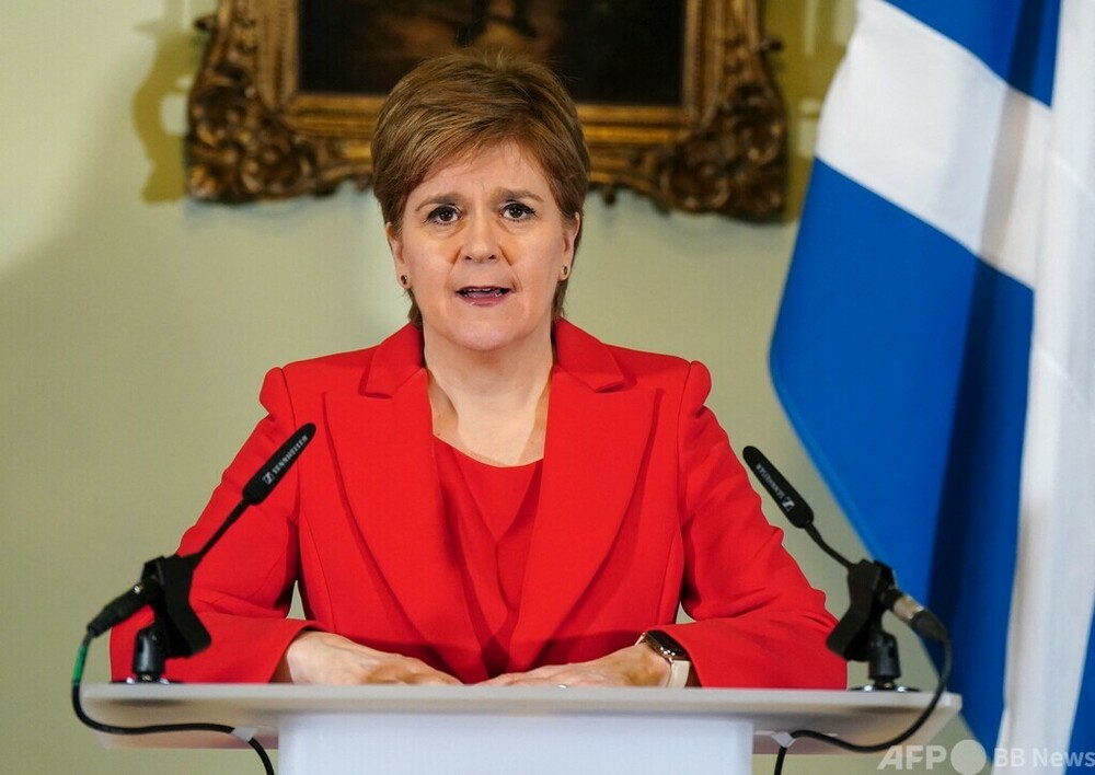 スコットランド首相、辞任表明 「私は人間」