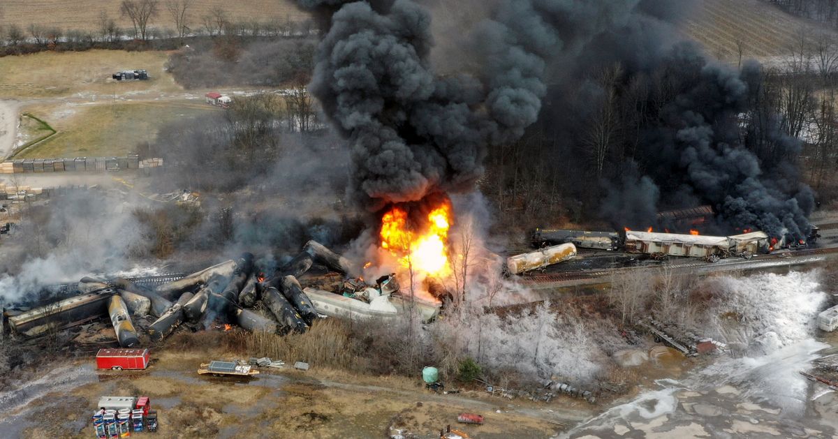 50両が脱線したオハイオ州の列車事故。被害拡大の背景に「規制緩和」と専門家指摘