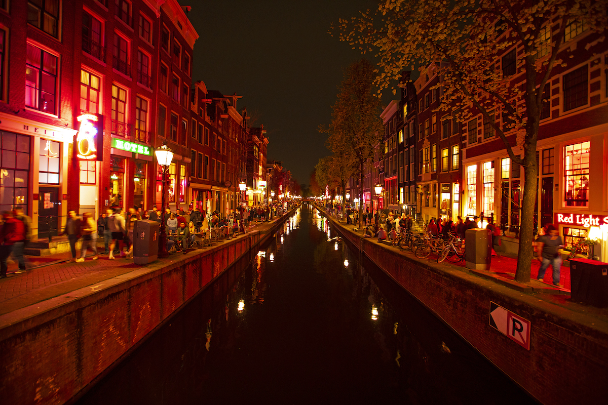 アムステルダム売春街、大麻の路上使用禁止へ　観光客の迷惑行為絶えず