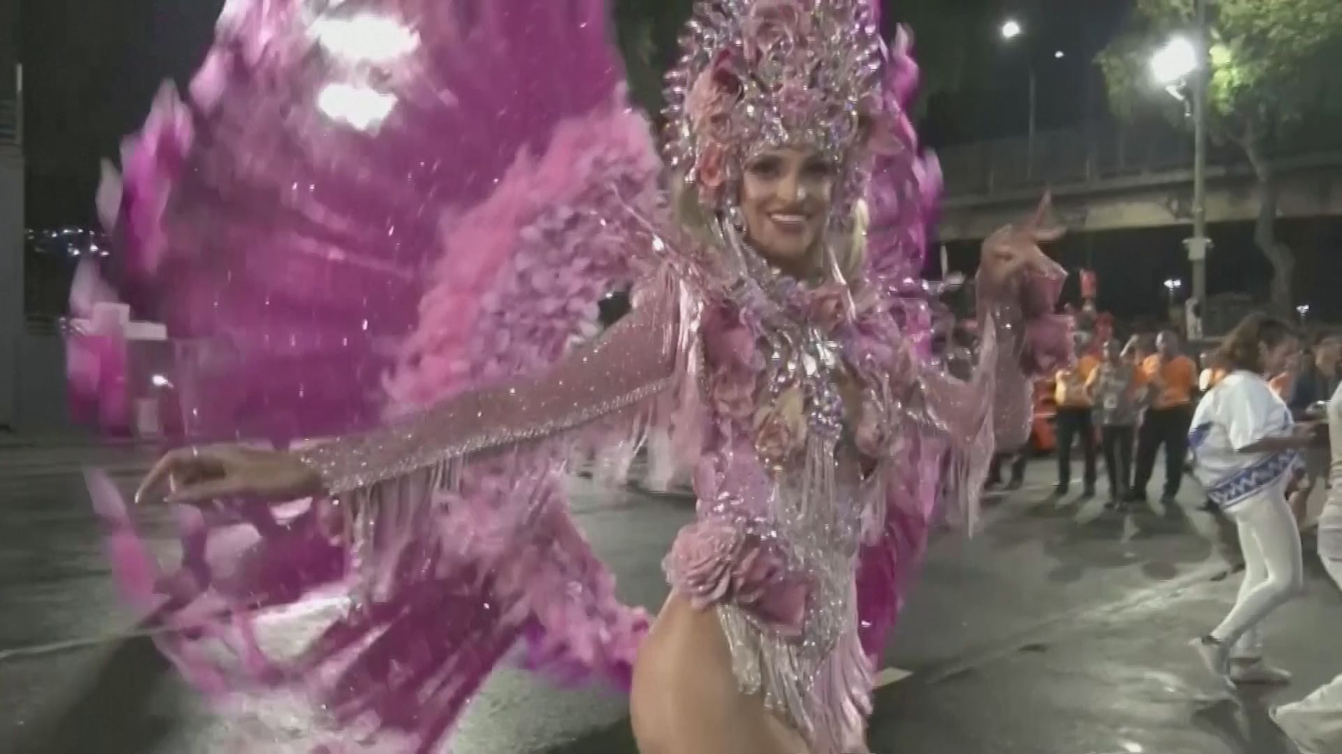 ブラジルの真夏の祭典「リオのカーニバル」開幕　3年ぶりに通常の日程