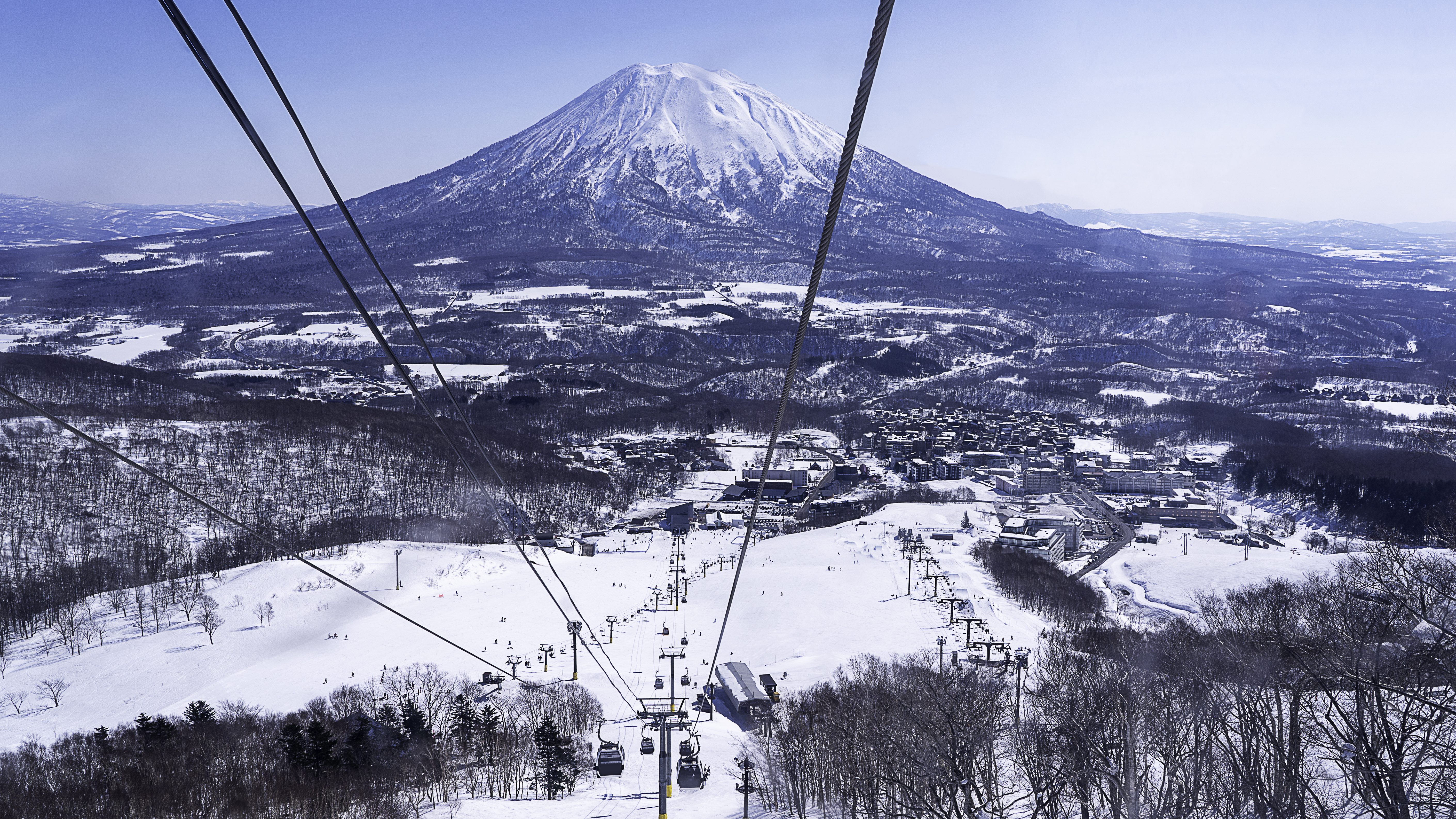 値上げに設備投資　外国人経営者がニセコで進める「日本のスキー場とは真逆の戦略」 | インフラ老朽化で衰退する日本のスキー場と対照的