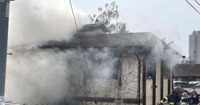 「黒煙が出ている」付近住民から通報　住宅火災で消火活動中　仙台