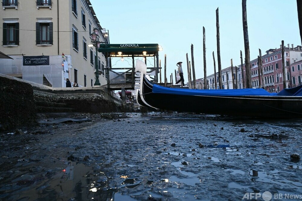 「水の都」伊ベネチア、運河干上がりゴンドラ中止