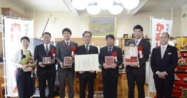 奇跡のイチゴ春日部の「あまりん」が日本一に　複数の農園の県2品種が高評価　知事が4社に特別賞