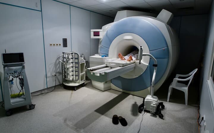 「MRI検査室に拳銃を持ち込んではいけません！」注意を無視して、磁場による誤射で死亡