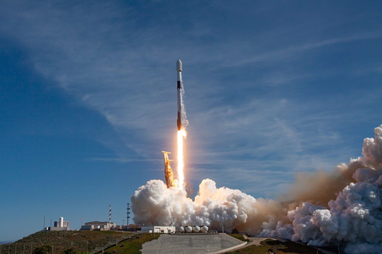 スペースX、スターリンク衛星の打ち上げに成功　総数は4053機に