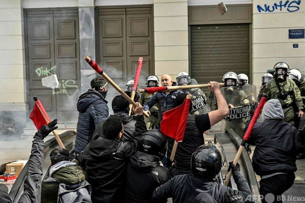 ギリシャ首相、鉄道事故で許し請う 抗議デモ激化