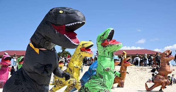 沖縄のビーチでティラノサウルスが走り出す？恐竜の着ぐるみ着てレース　高校生が企画「レースを見てウルッと」