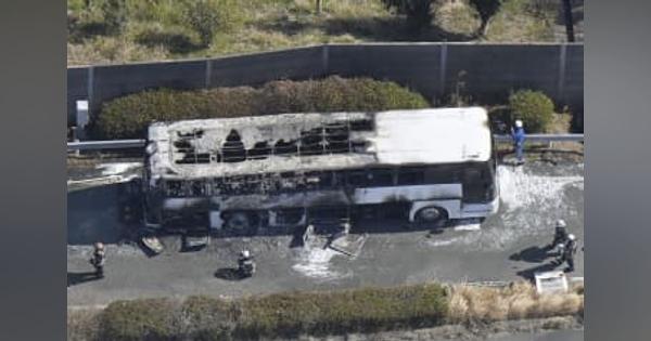 九州自動車道で観光バス炎上　乗客ら26人脱出、けがなし