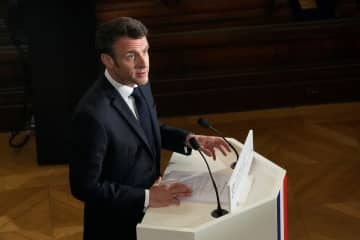 中絶の「自由」フランス憲法に　マクロン大統領が改正案準備