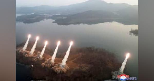 北朝鮮、ミサイル6発を同時発射　金正恩氏視察、第2子少女も同行
