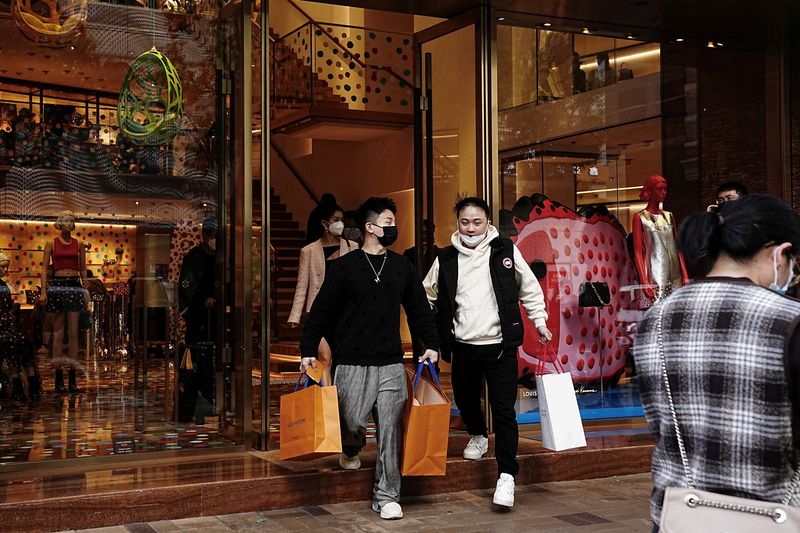 香港から高級ブランド店流出、中国人客狙い本土にシフト