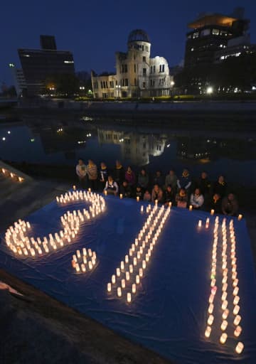 広島・原爆ドーム前で黙とう　反原発デモ、「福島を忘れない」
