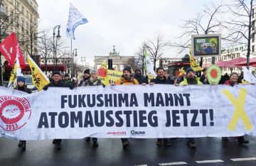 ドイツ各地で反原発デモ　「廃炉先送り許さない」