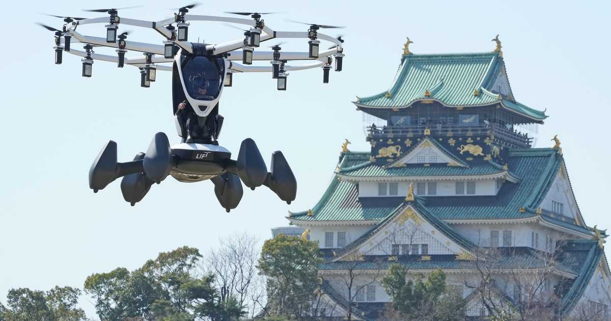 【動画】「空飛ぶクルマ」操縦者が乗る実証飛行　大阪城で日本初