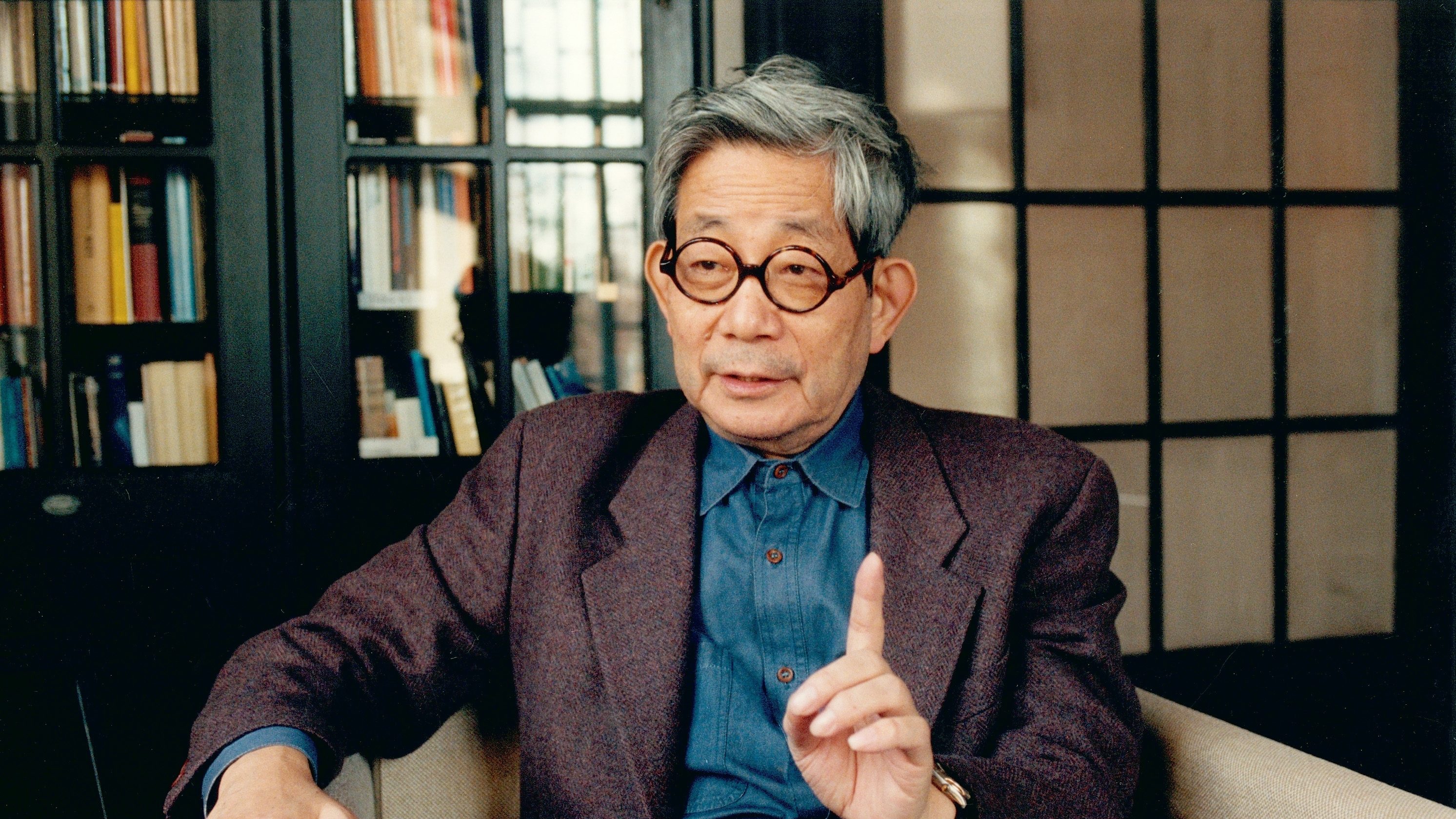 「戦後日本の倦怠感と幻滅を表現した」世界的小説家、大江健三郎を米紙が追悼 | 個人と政治の橋渡しをした作品群